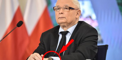 Zegarek Jarosława Kaczyńskiego założony w niecodzienny sposób. Taka moda? To trochę niewygodne!