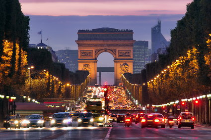 Paryż chce zakazać używania samochodów spalinowych od 2030 r.