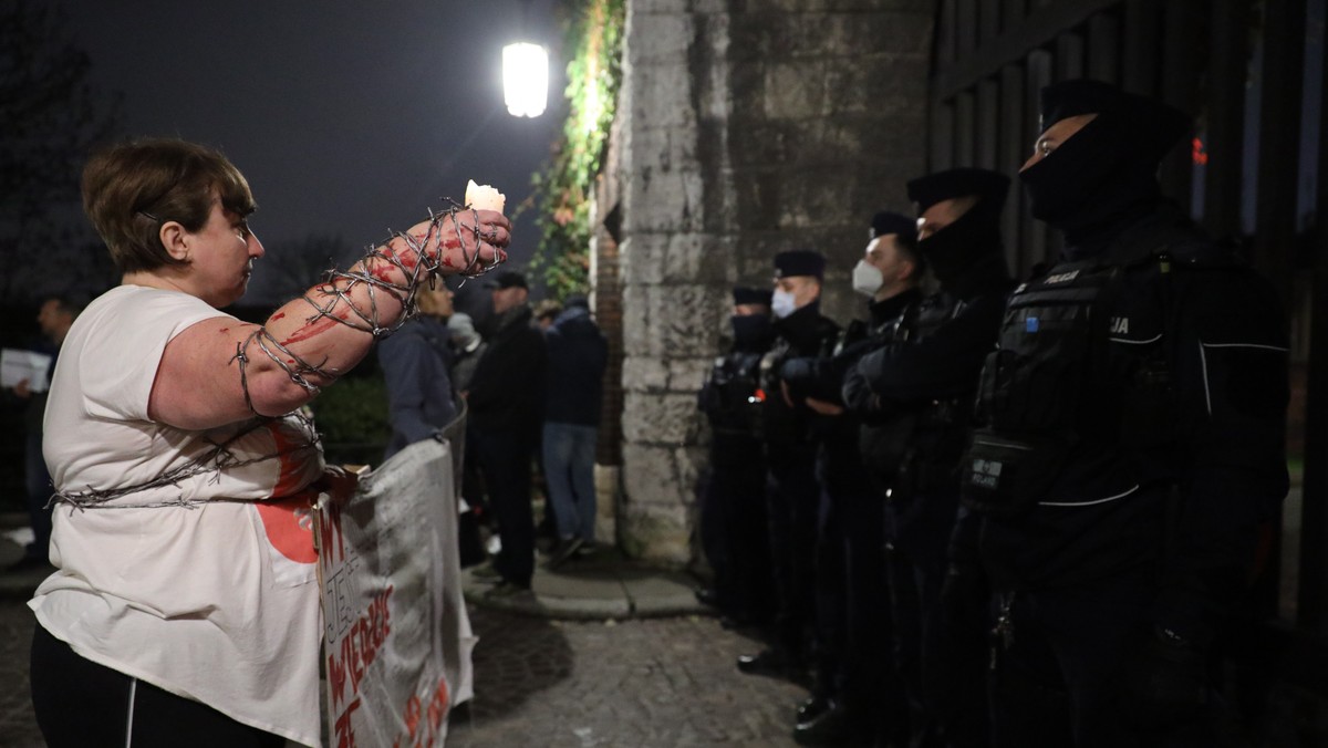 Jarosław Kaczyński odwiedził grób brata na Wawelu. Na miejscu byli demonstranci