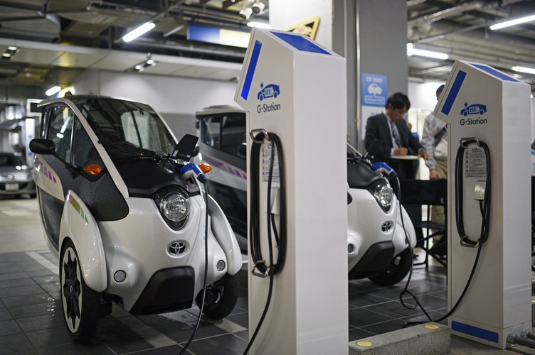 Według badań, około 70 proc. samochodów poruszających się po dużych miastach jest zajęte tylko przez jedną osobę, a większość podróży odbywa się na dystansie mniejszym niż 10 km (6,2 mil).