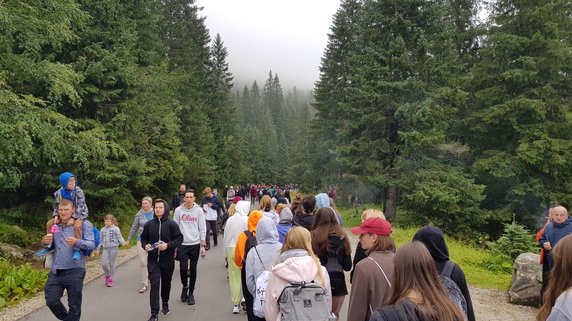 Szturm turystów na Morskie Oko