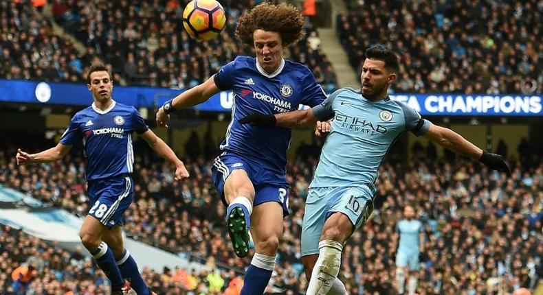 Chelsea's defender David Luiz (C) vies with Manchester City's striker Sergio Aguero (R) during the English Premier League football match between Manchester City and Chelsea at the Etihad Stadium in Manchester, north west England, on December 3, 2016