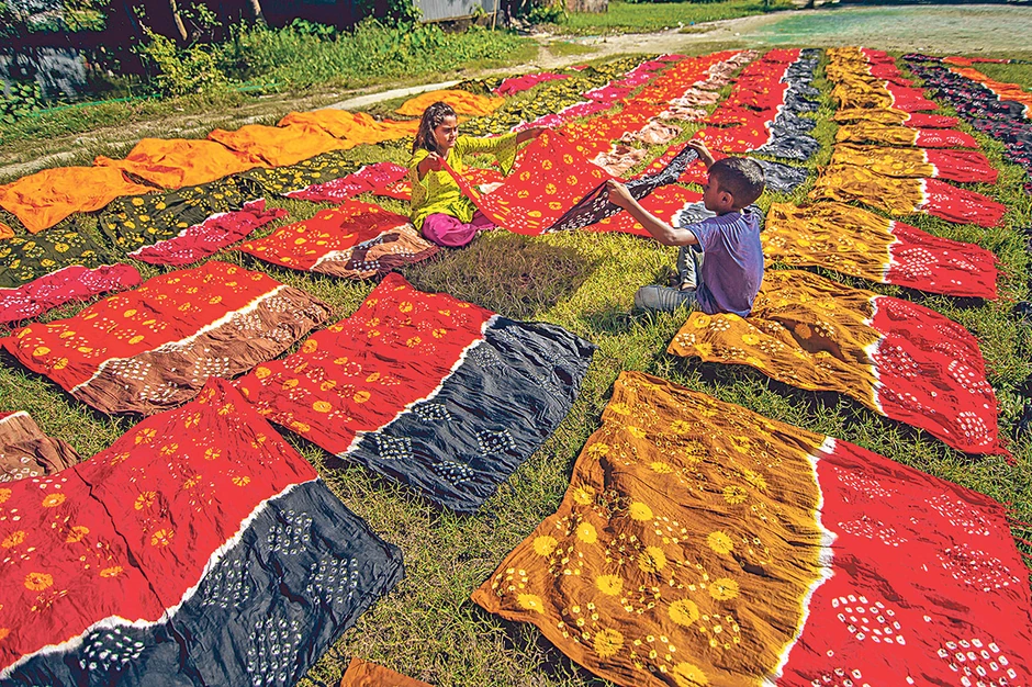 Selo Banti u Bangladešu poznato je po ručno bojenom pamuku jarkih boja koje izrađuju lokalni umetnici