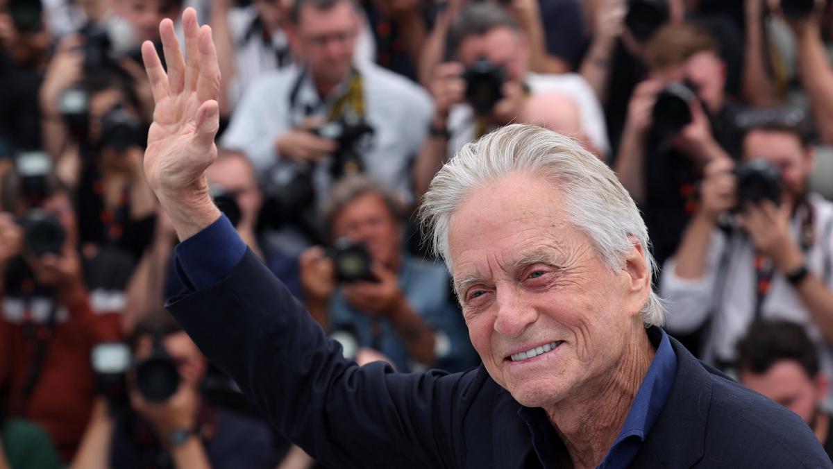 Michael Douglas pozuje reporterom przed przyznaniem mu honorowej Złotej Palmy podczas ceremonii otwarcia 76. Festiwalu Filmowego w Cannes, 16 maja 2023 r.