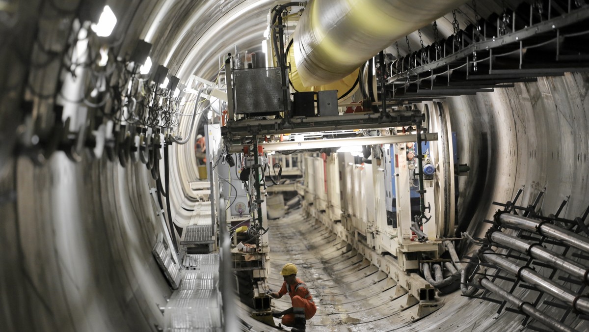 Na budowie metra w Warszawie doszło do osunięcia ziemi - informuje telewizja TVN24. Zamknięty został tunel na Wisłostradzie oraz Most Świętokrzyski. Nikomu nic się nie stało, prace na budowie wstrzymano. Eksperci sprawdzają, czy awaria nie naruszyła ich konstrukcji. Samochody kierowane są na objazdy. Na Powiślu tworzą się wielkie korki.