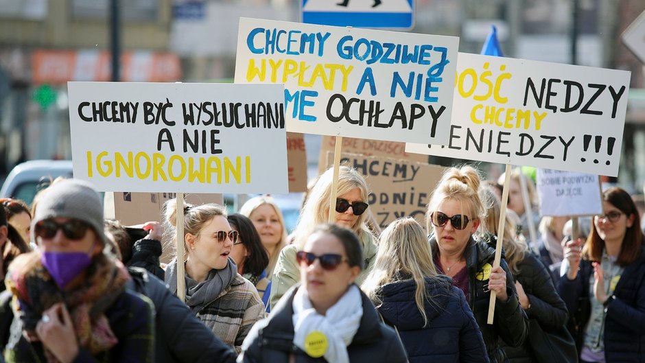 Kolejny protest urzędników w Olsztynie: ‘’Chcemy, aby prezydent nas zauważył’’ [ZDJĘCIA]