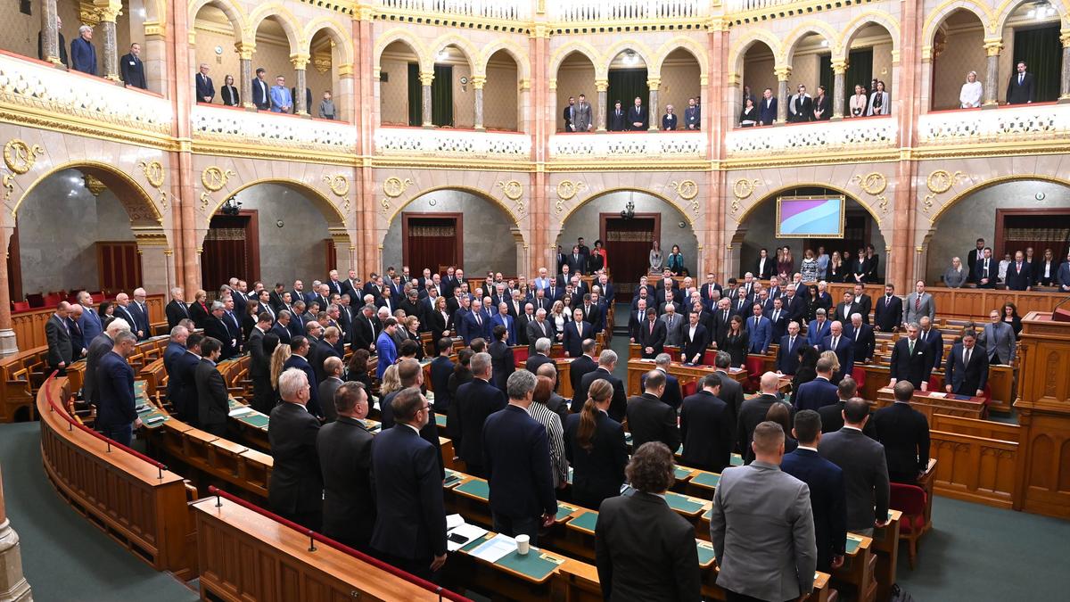 Országgyűlés hivatala: A politikusok melegítik a Parlamentet