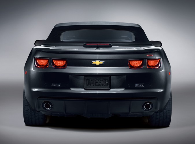 Oto chevrolet camaro w wersji kabrio. Ikona amerykańskich dróg w nowym wcieleniu zrzuca ciuszki w 20 sekund. Właśnie tyle trwa spektakl składania miękkiego, płóciennego dachu...