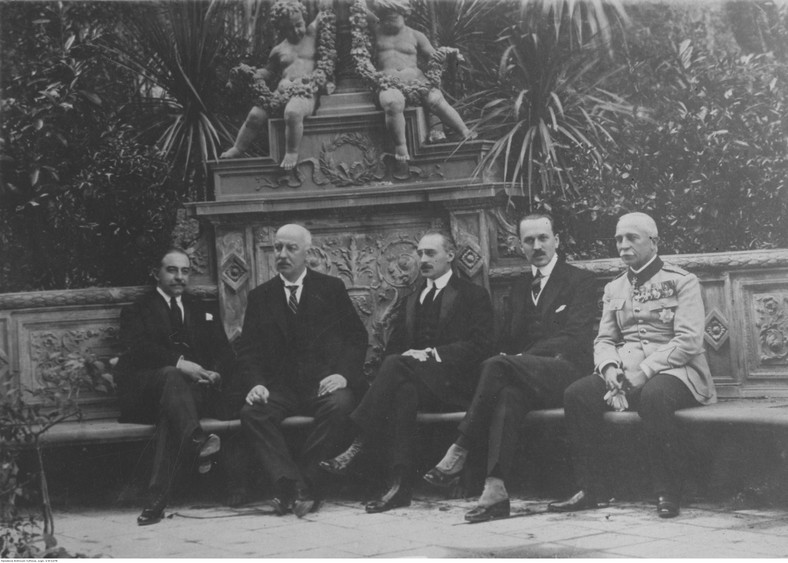 Gabriel Narutowicz (drugi z lewej) w towarzystwie posła nadzwyczajnego i ministra pełnomocnego Polski Rumunii Aleksandra Skrzyńskiego (drugi z prawej) i nierozpoznanych osób podczas wizyty w Rumunii (1922)