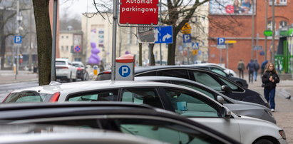 Zróbcie tańsze parkowanie! Krocie za parkowanie mimo że centrum rozkopane