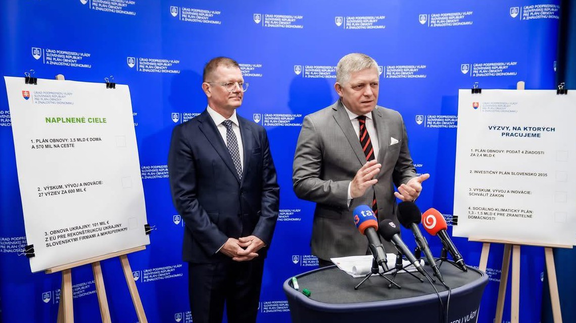 Premiér Robert Fico spolu s Petrom Kmecom počas kontrolného dňa na úrade vicepremiéra.