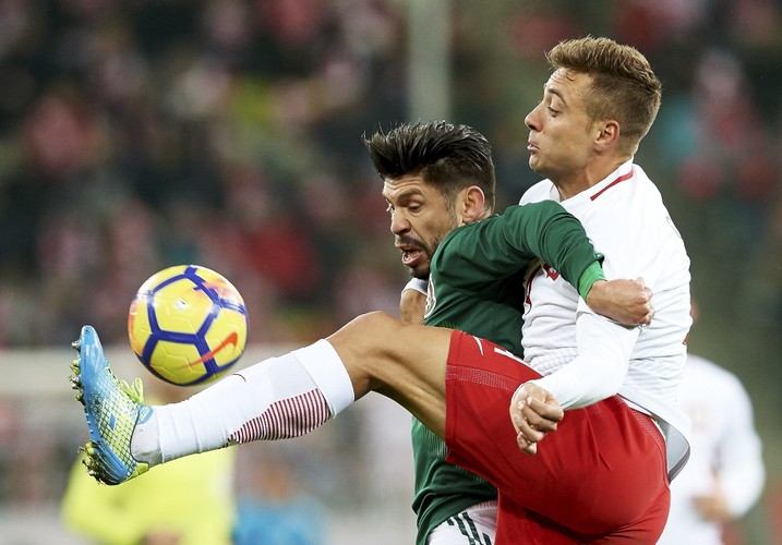 Thiago Cionek (P) i Oribe Peralta (L)