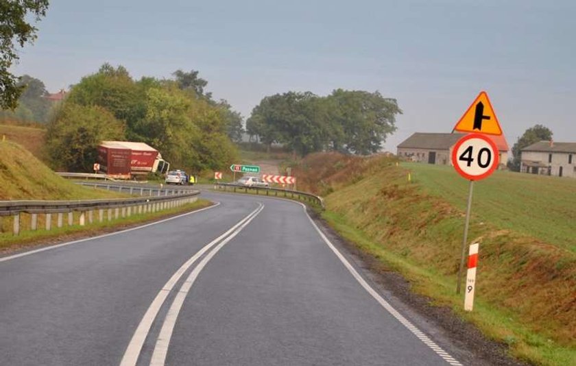 Wielki TIR wypadł z drogi. Skasował...