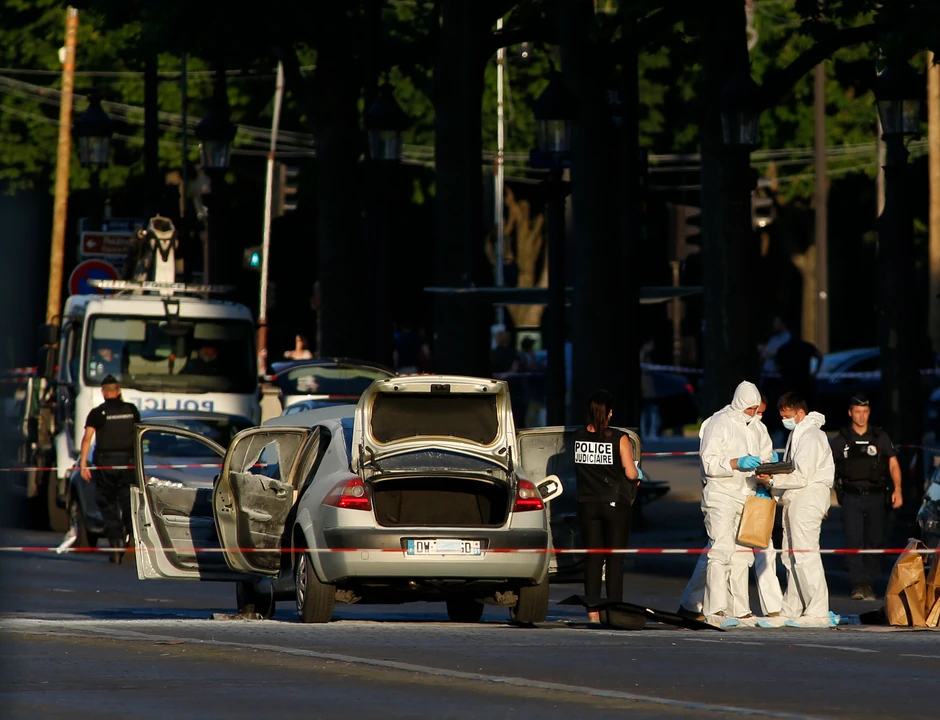 Scena nakon napada na policijski automobil u Parizu