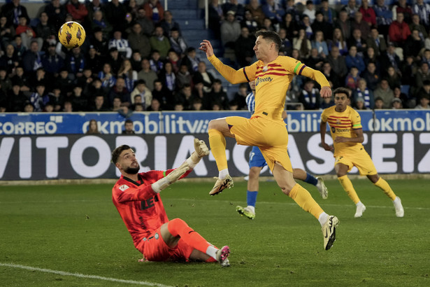 Robert Lewandowski strzela gola w meczu z Deportivo Alaves