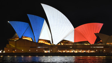 Ludzie z całego świata oddają hołd ofiarom zamachów w Paryżu