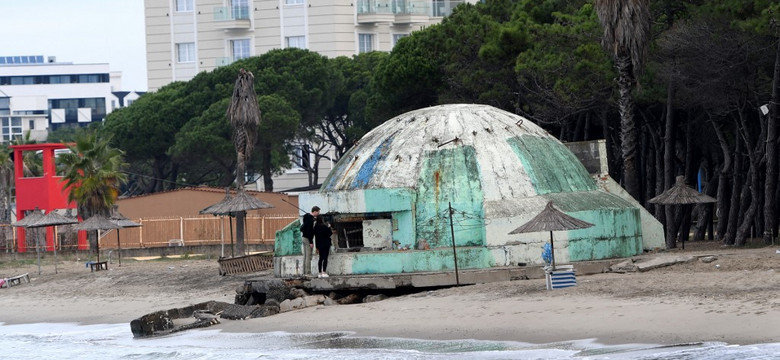Morze pożera słynne albańskie bunkry