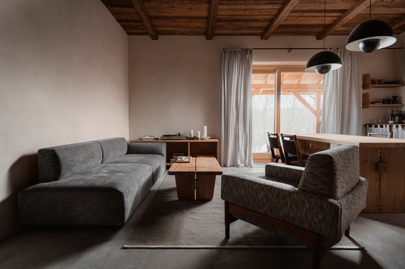 Siła spokoju. Proste wnętrza apartamentów od Loft Kolasiński