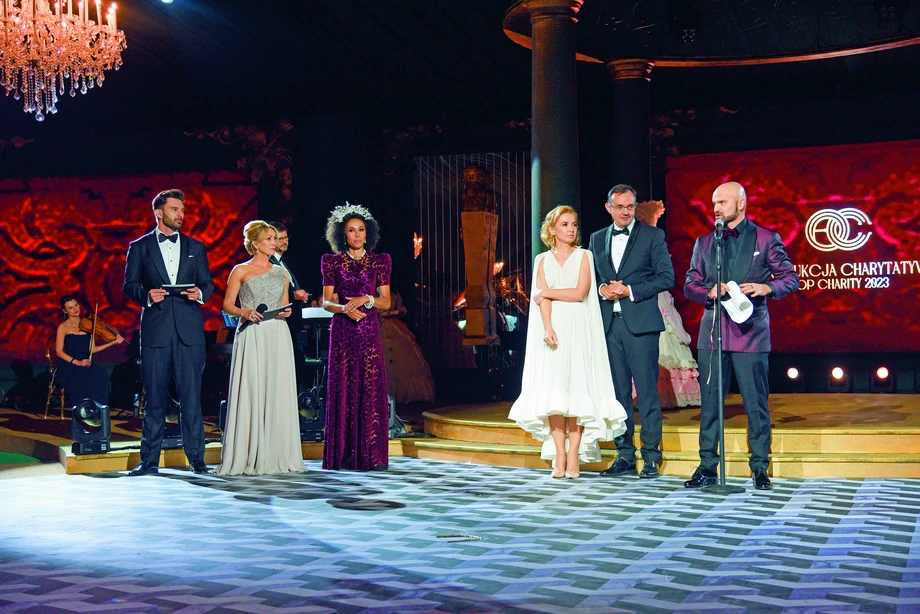 Sylwia i Piotr Krupowie podczas Wielkiej Aukcji Charytatywnej zostali uhonorowani rzeźbą Top Charity – to nagroda przyznawana przedsiębiorcom, którzy osobiście angażują się w pomaganie.
