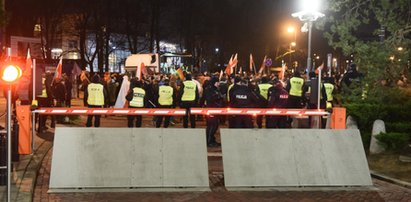 Blokada aut polityków PiS pod Sejmem. Interweniowała policja!