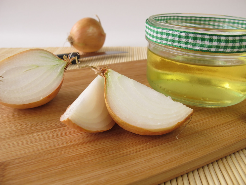 4. Syrop z cebuli łagodzi kaszel, pomaga zwalczyć przeziębienie. Jak zrobić syrop z cebuli?