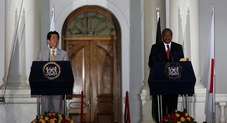 Japan's Prime Minister Shinzo Abe (L) and Kenya's President Uhuru Kenyatta attend a news conference following bilateral talks at State House in Kenya's capital Nairobi, August 28, 2016. 
