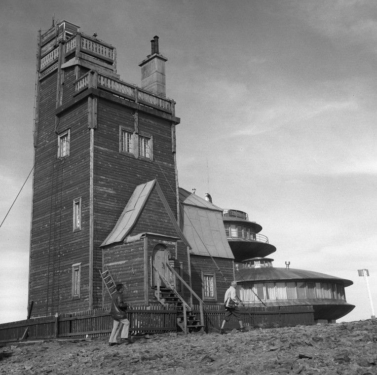 Rok 1976: Drewniany budynek obserwatorium meteorologicznego z pocz. XX wieku (za nim nowy budynek)