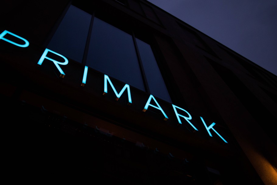 Chociaż Primark wywodzi się z Irlandii, najwięcej sklepów ma po sąsiedzku - w Wielkiej Brytanii