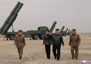 Kim Džong Un sa ćerkom na testiranju raketnih lansera na nepoznatoj lokaciji u Severnoj Koreji 14. marta