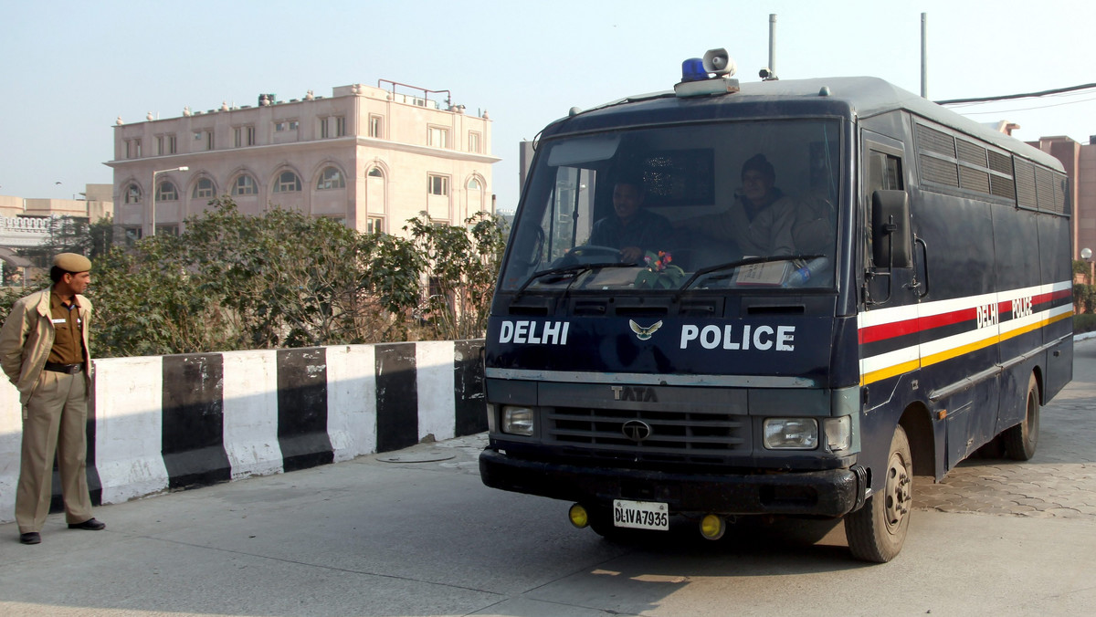 W Delhi rozpoczął się za zamkniętymi drzwiami, w trybie przyspieszonym, proces pięciu mężczyzn oskarżonych o zbiorowy gwałt na 23-letniej studentce, która zmarła w wyniku obrażeń. Sprawa odbiła się w Indiach szerokim echem.