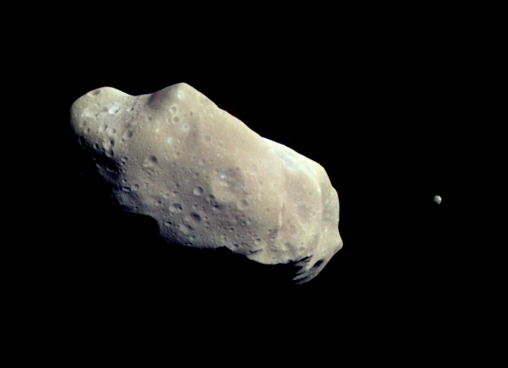 Planetoida Ida wraz ze swoim malenkim księżycem dostrzeżonym dzięki zdjęciom Galileo