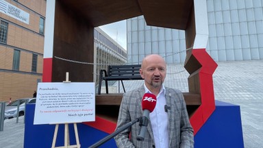 Senator Polski 2050 wyśmiał "patriotyczną ławkę". Zareagowała ochrona