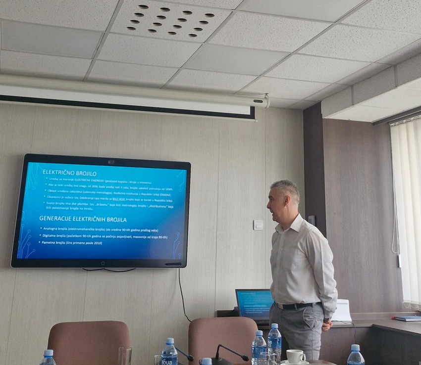 Dipl. el. inž. Saša Marčeta, specijalista za pametne merne sisteme u EDS, prezentacija o pametnim brojilima
