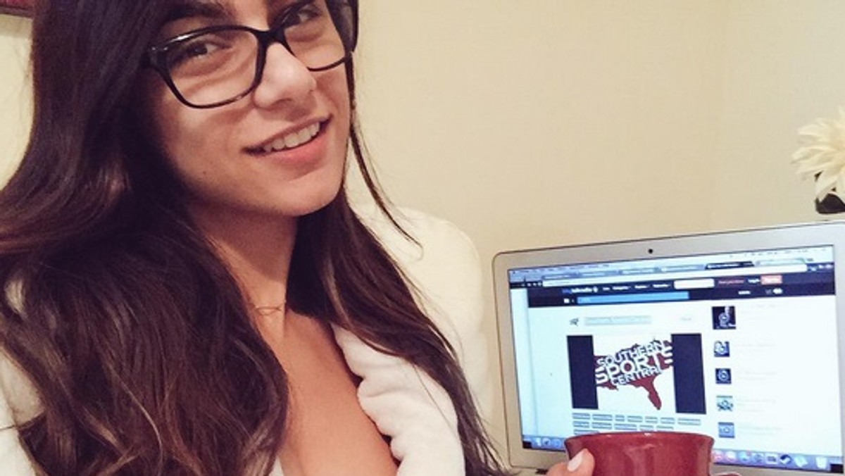 21-letnia Mia Khalifa otrzymała wiele pogróżek po tym, jak została okrzyknięta przez jeden z portali dla dorosłych najpopularniejszą gwiazdą porno. Zachowanie dziewczyny internauci określili jako "haniebne" i przestrzegają, że "jej głowa niedługo spadnie" - informuje "The Independent".