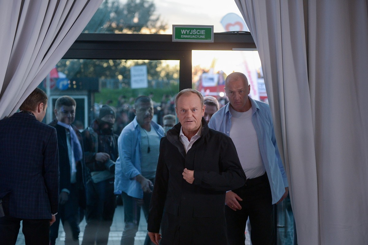 Kampania wyborcza do parlamentu 2023. Przewodniczący Platformy Obywatelskiej Donald Tusk (C) w drodze na "debatę wyborczą 2023"
