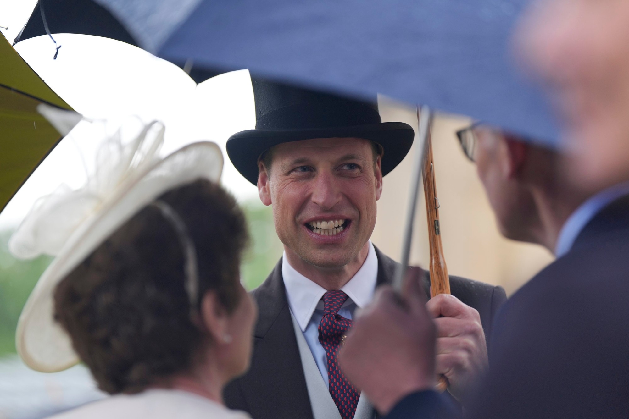 Princ William hostil prvú záhradnú party roku, pomáhali mu sesternice a bratranec.