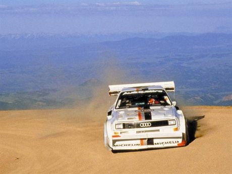 Der Original Audi Sport quattro S1 Pikes Peak, mit dem Walter Roehrl 1987 den gleichnamigen Berg im US-Bundesstaat Colorado in Rekordzeit bezwang, wird bei den Auftritten von Audi Tradition 2003 gleich zweimal zu sehen sein: Auf der Techno Classica in Essen und beim 100jaehrigen Jubilaeum des Automobilclubs Muenchen.