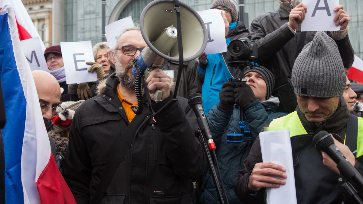 Politycy Prawa i Sprawiedliwości skrytykowali dzisiaj udział prezydenta Bydgoszczy Rafała Bruskiego w sobotniej demonstracji zorganizowanej przez Komitet Obrony Demokracji. Stwierdzili, że antyrządowe wystąpienia włodarza Bydgoszczy będą im utrudniać działania na korzyść naszego miasta.