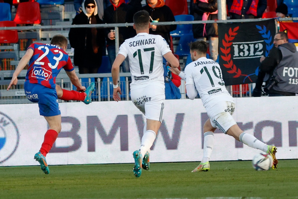 Zawodnik Rakowa Częstochowa Patryk Kun (L) strzela bramkę podczas meczu 28. kolejki piłkarskiej Ekstraklasy ze Śląskiem Wrocław