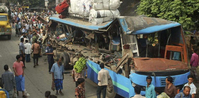 Śmierć 16 osób w zderzeniu autobusów