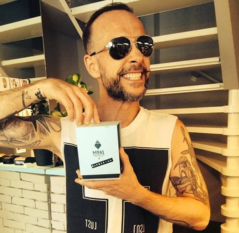 Adam Nergal Darski pozuje z perfumami