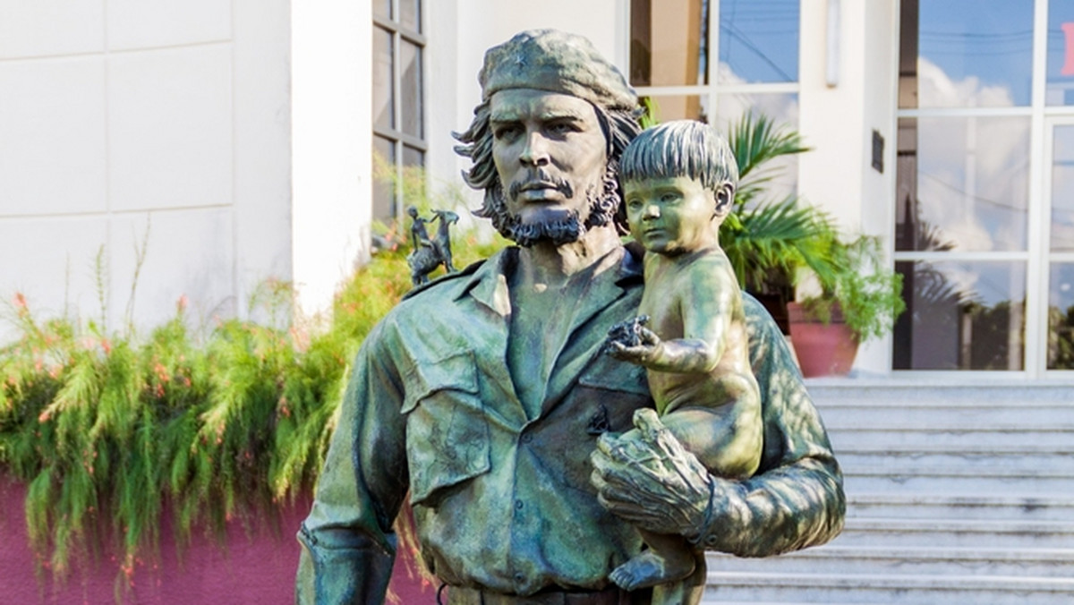 Schwytany przez armię boliwijską, która go tropiła przez rok bez mała, Che zamordowany został 9 października roku 1967 w budynku szkółki wiejskiej w wiosce boliwijskiej La Higuera. Miał trzydzieści dziewięć lat.