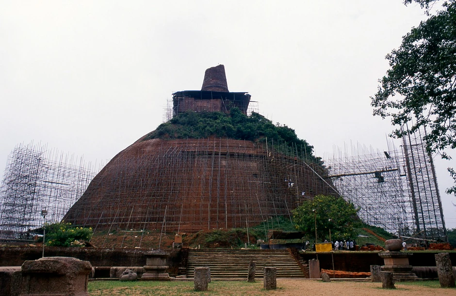 Rekonstrukcija druge stupe Dagoba u drevnom gradu Anuradapura na Šri Lanki u decembru 2010.