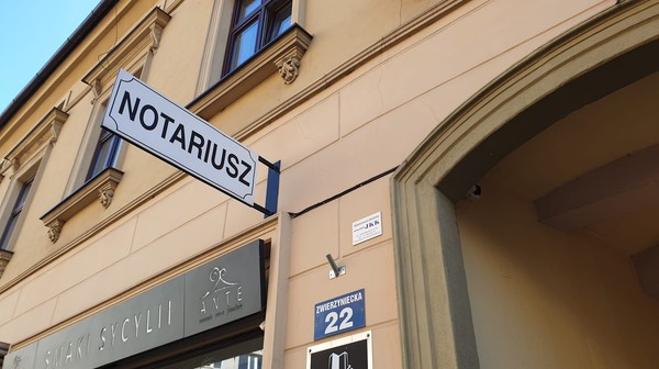 Nielegalna reklama już zniknęła z kamienicy przy ul Zwierzynieckiej