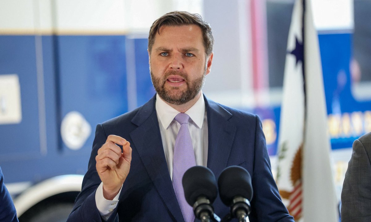 J.D. Vance chciał popływać kajakiem. Podniesiono dla niego poziom wody w rzece