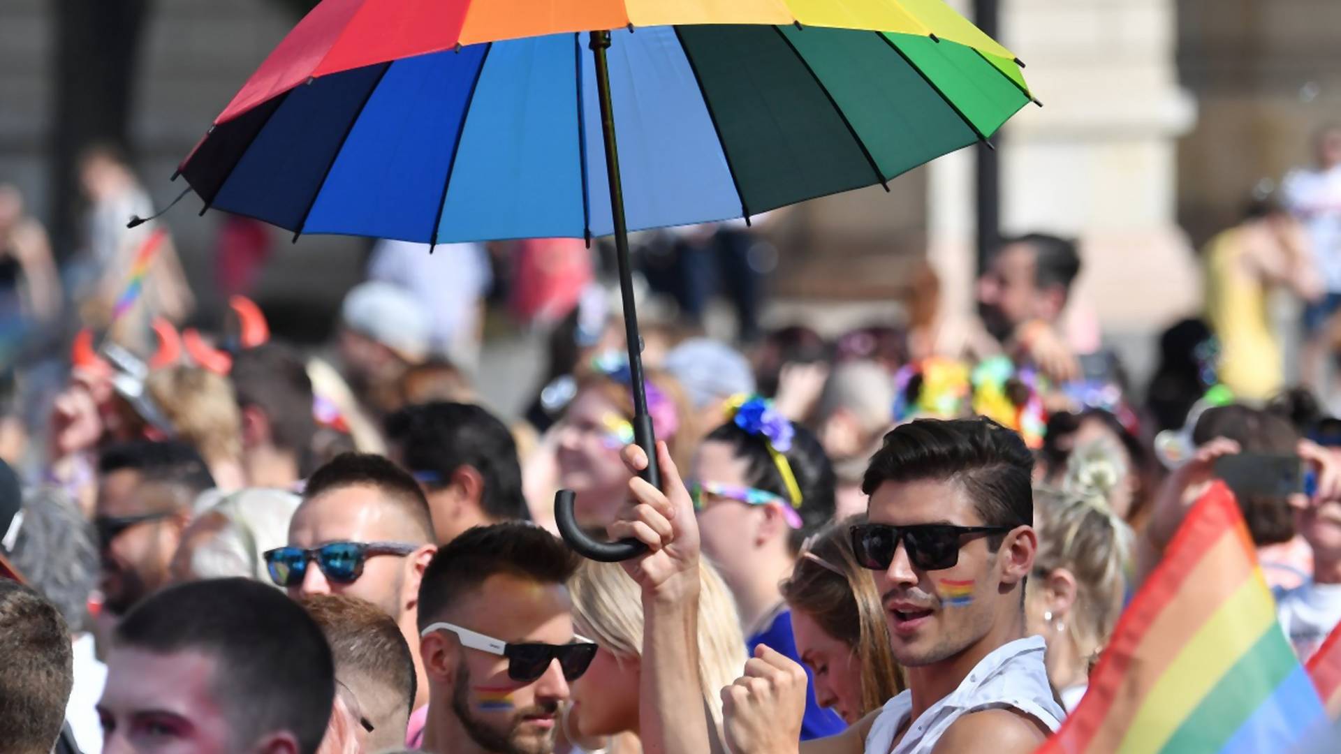 Mađarska zabranila gej parovima da usvajaju decu