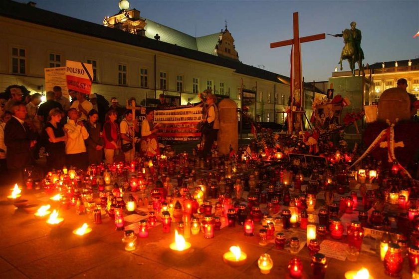 Krzyż zostaje przed Pałacem Prezydenckim. Relacja na żywo!