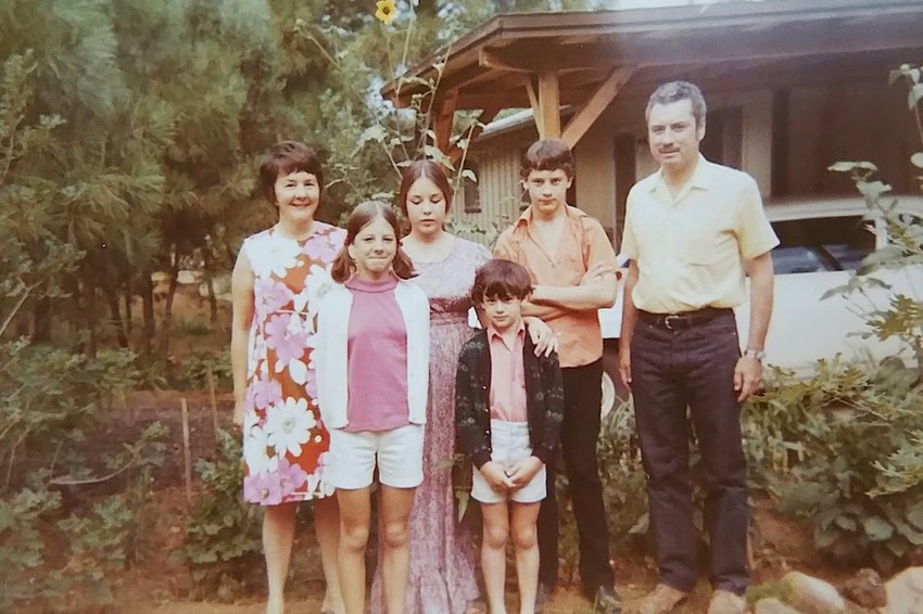 Brajan Mils sa porodicom sedamdesetih godina