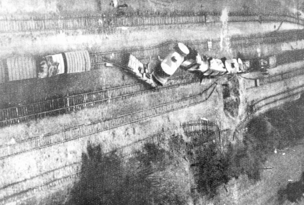  Zbombardowany pociąg pancerny "gen. Sosnkowski" na stacji kolejowej w Łochowie