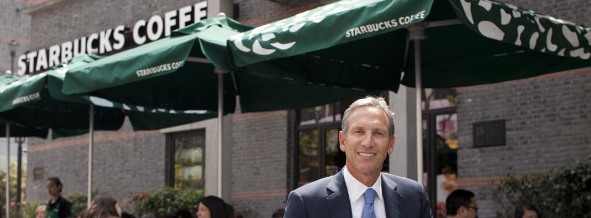 Howard Schultz, dyrektor Starbucks Crp., pozuje do zdjęcia na zewnątrz jednej z firmowych kawiarni w Szanghaju, Chiny. Starbucks wprowadza coraz szerszą ofertę po tym, jak zanotował większy niż przewidywany wzrost sprzedaży kawy Via.